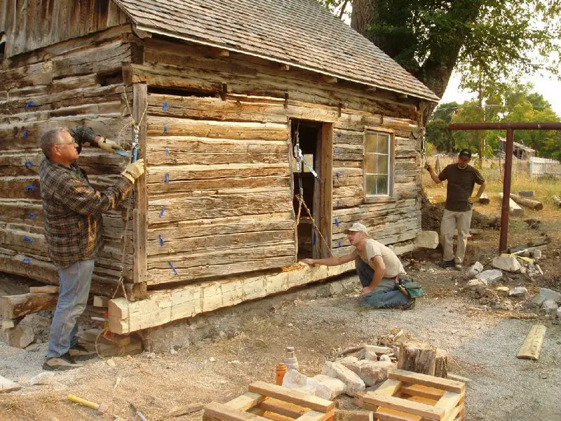 Log Home Repair and Restoration: Revive Your Retreat